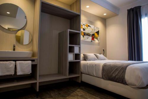 Habitación con cama grande y baño privado del hotel Sevilla Santa Justa - Adults only. Foto 24