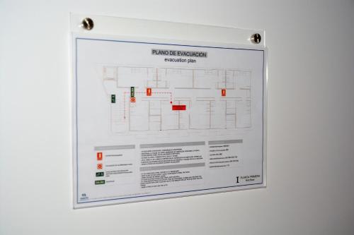 Habitación con cama grande y baño privado del hotel Sevilla Santa Justa - Adults only. Foto 27