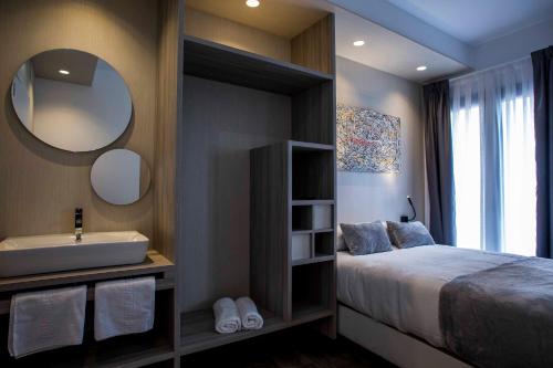 Habitación con cama grande y baño privado del hotel Sevilla Santa Justa - Adults only. Foto 35