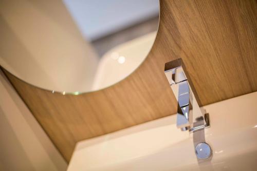 Habitación con cama grande y baño privado del hotel Sevilla Santa Justa - Adults only. Foto 42