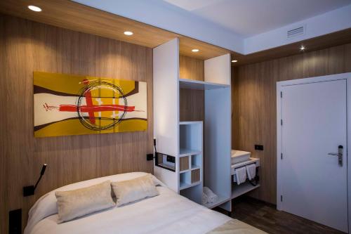 Habitación con cama grande y baño privado del hotel Sevilla Santa Justa - Adults only. Foto 45