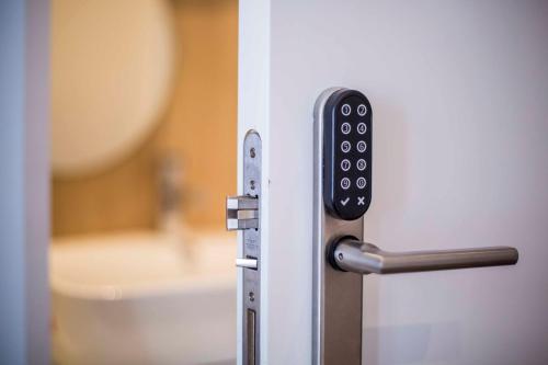 Habitación Individual con baño privado del hotel Sevilla Santa Justa - Adults only. Foto 25