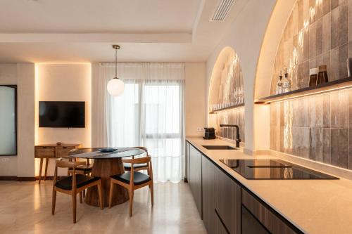 Apartamento Con Cocina 1 Cama king 1 habitación Sofá Cama incluido del hotel At Apartamentos Y Vtv Conde De Torrejon 10. Foto 4