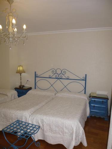 Habitación Triple del hotel Le Petit Paris. Foto 1