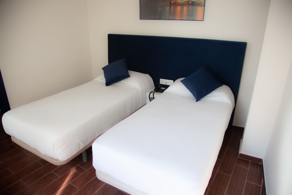 Habitación con 2 camas individuales del hotel Noches En Triana