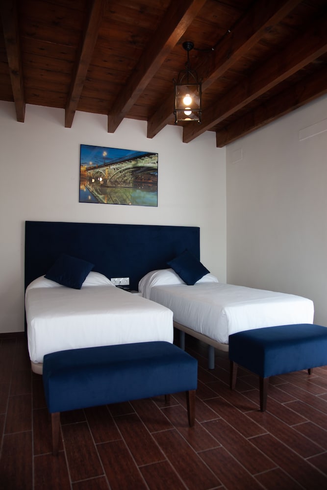 Habitación con 2 camas individuales del hotel Noches En Triana. Foto 2