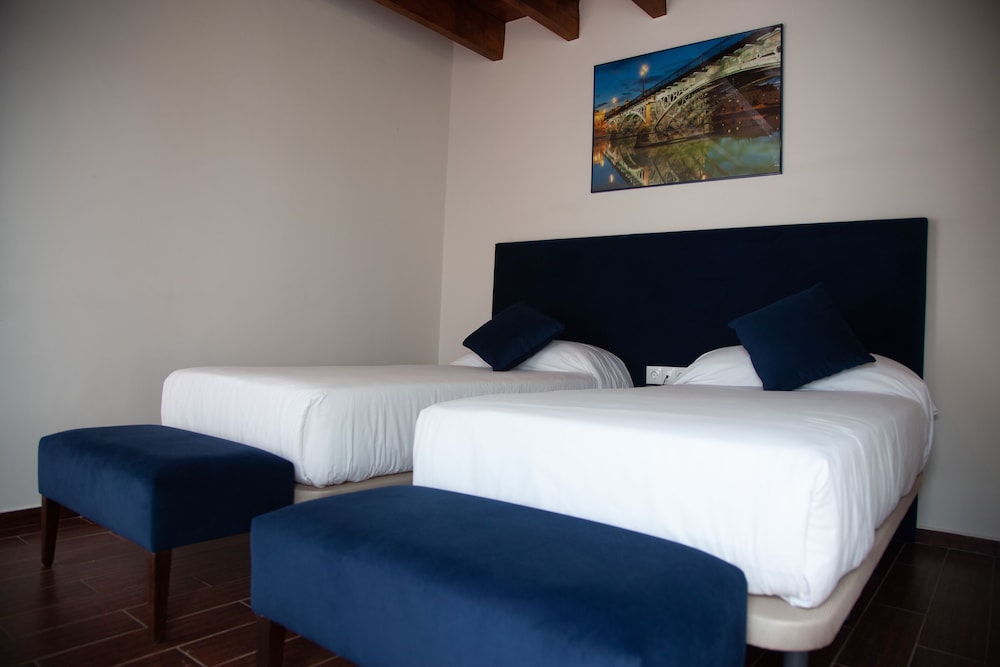 Habitación con 2 camas individuales del hotel Noches En Triana. Foto 3