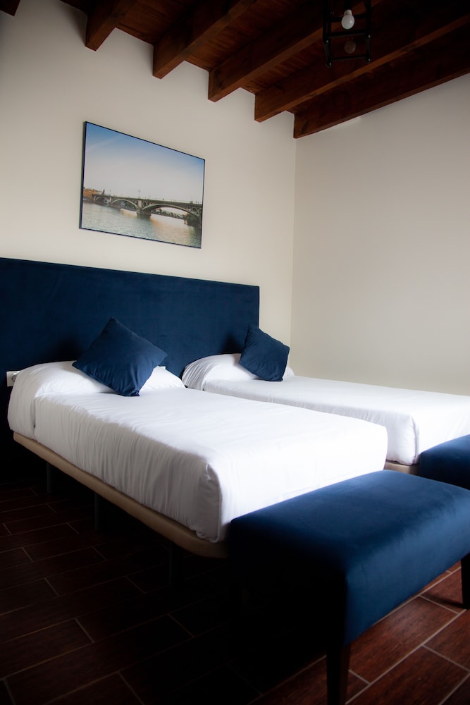 Habitación con 2 camas individuales del hotel Noches En Triana. Foto 4