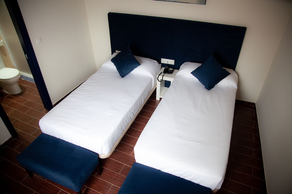 Habitación con 2 camas individuales del hotel Noches En Triana. Foto 5