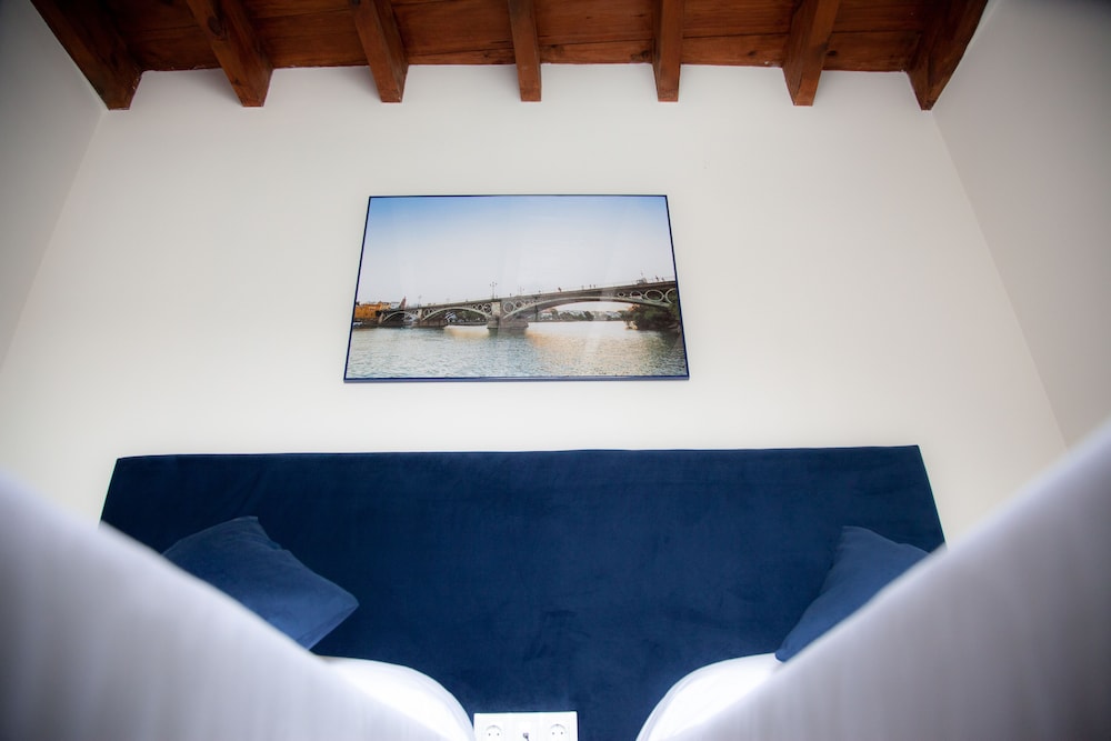 Habitación con 2 camas individuales del hotel Noches En Triana. Foto 6