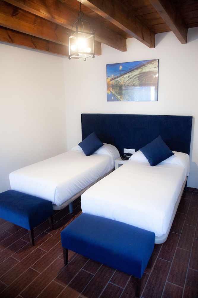 Habitación con 2 camas individuales del hotel Noches En Triana. Foto 7