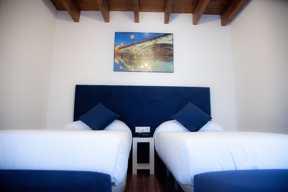 Habitación con 2 camas individuales del hotel Noches En Triana. Foto 8