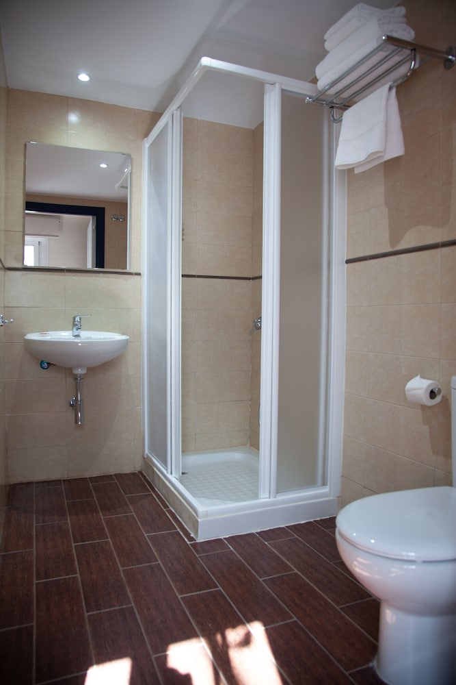 Habitación con 2 camas individuales del hotel Noches En Triana. Foto 9