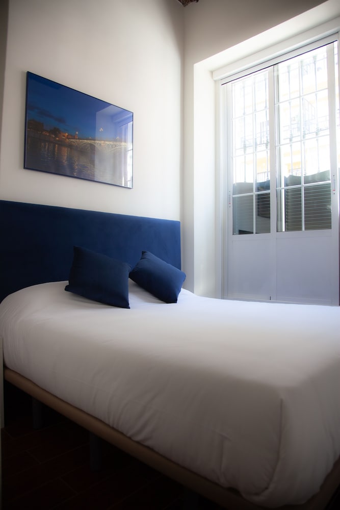 Habitación doble del hotel Noches En Triana. Foto 5