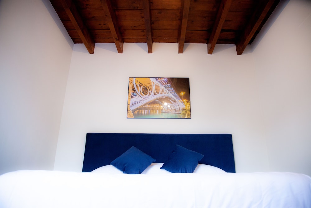 Habitación doble del hotel Noches En Triana. Foto 6
