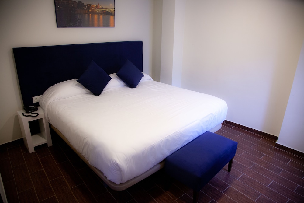Habitación doble del hotel Noches En Triana. Foto 7