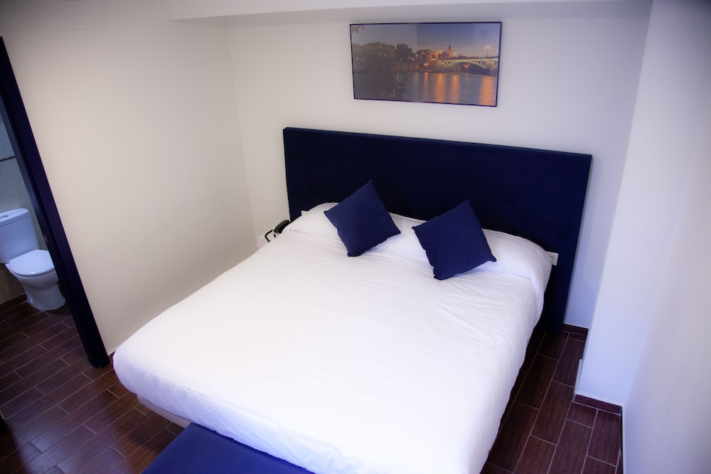 Habitación doble del hotel Noches En Triana. Foto 9