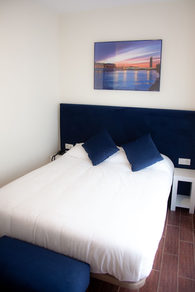 Habitación doble del hotel Noches En Triana. Foto 11