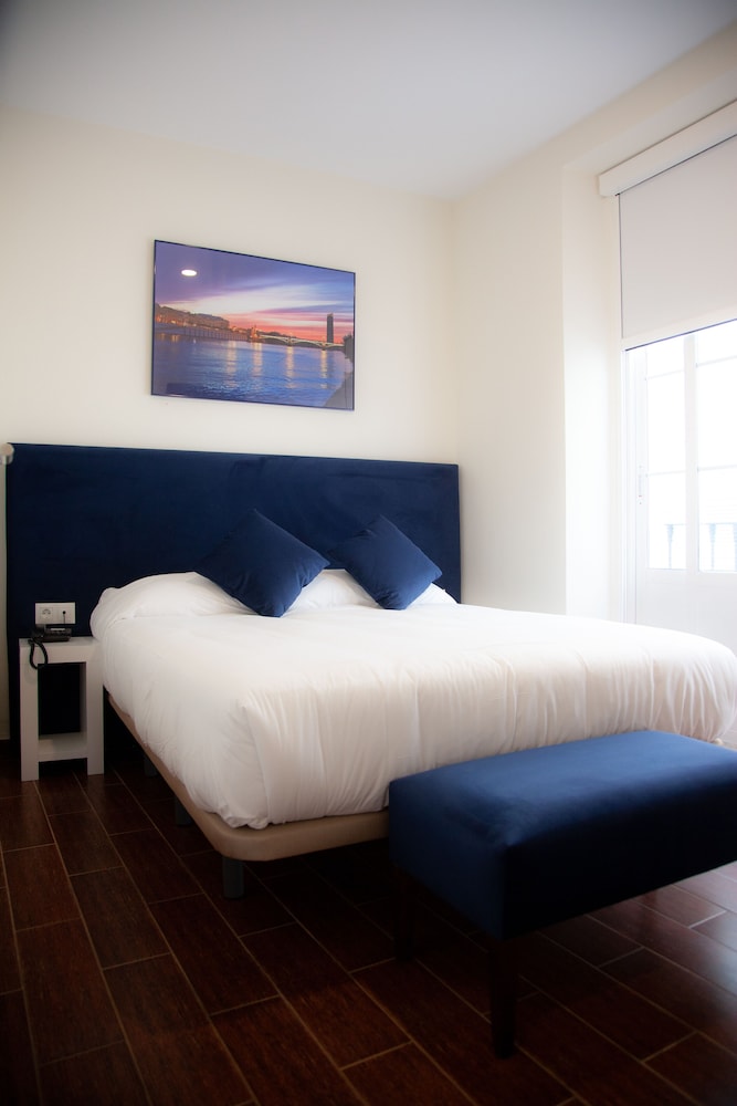 Habitación doble del hotel Noches En Triana. Foto 13