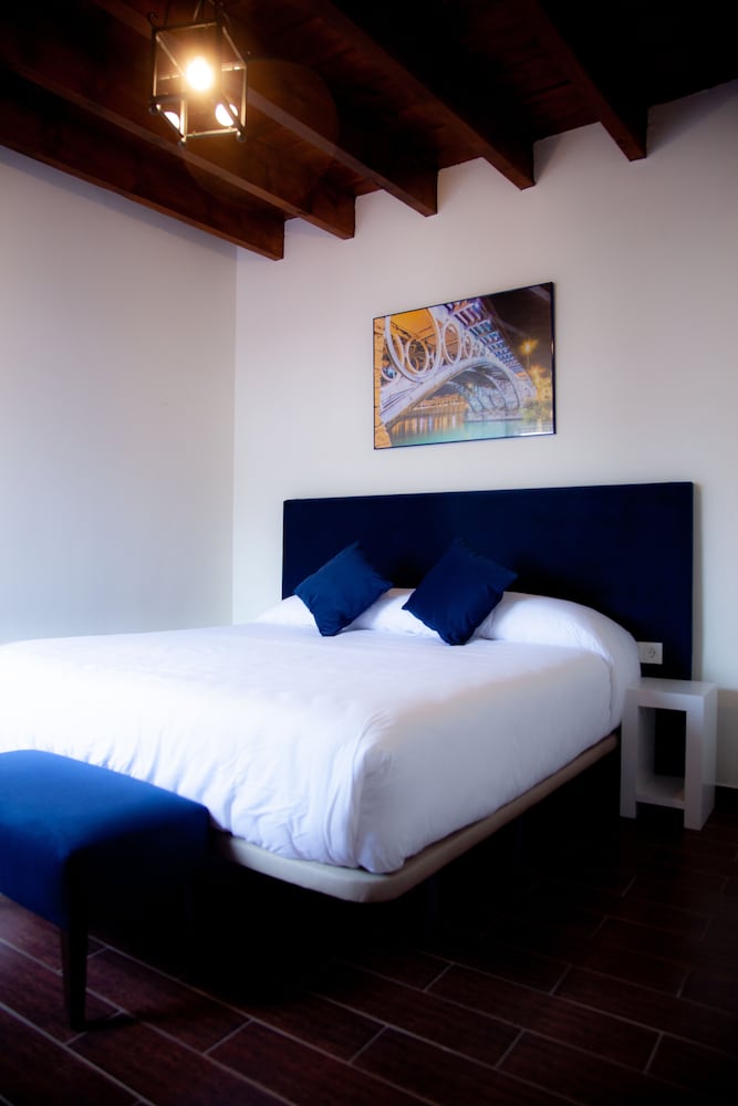 Habitación doble del hotel Noches En Triana. Foto 14