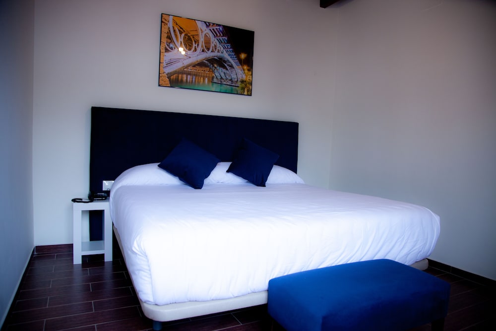 Habitación doble del hotel Noches En Triana. Foto 15