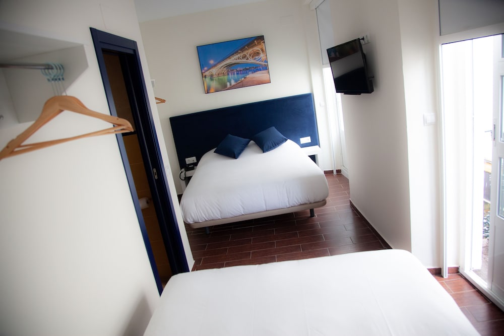 Habitación familiar del hotel Noches En Triana. Foto 10