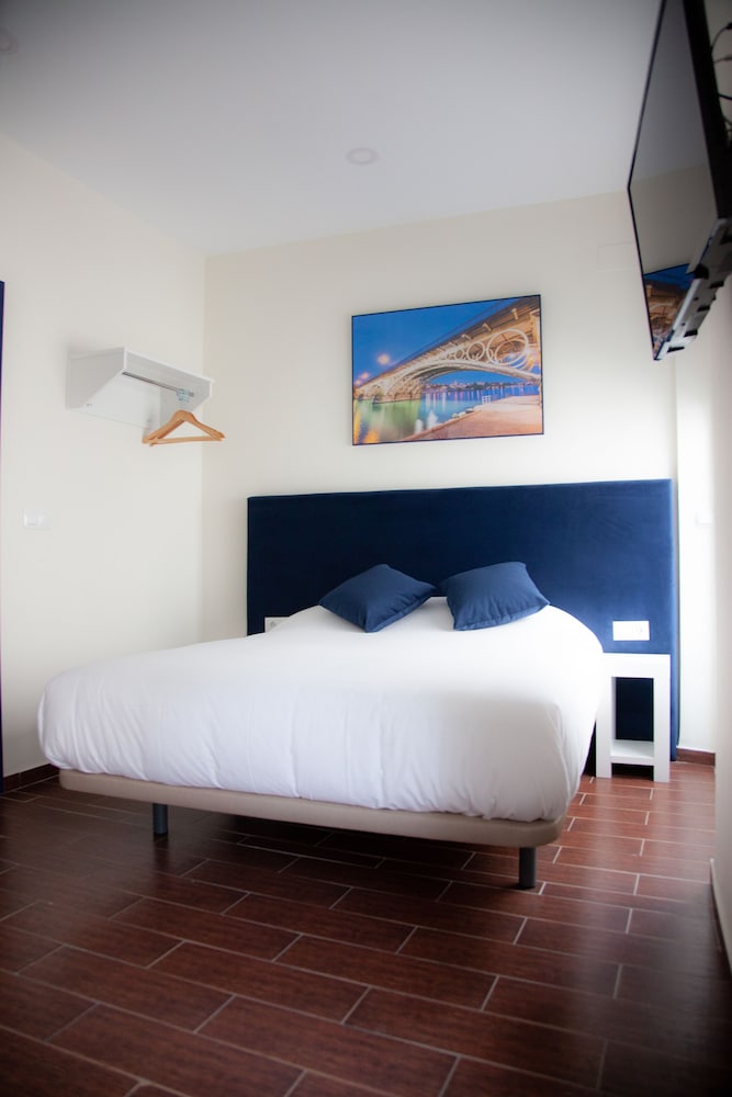 Habitación familiar del hotel Noches En Triana. Foto 11