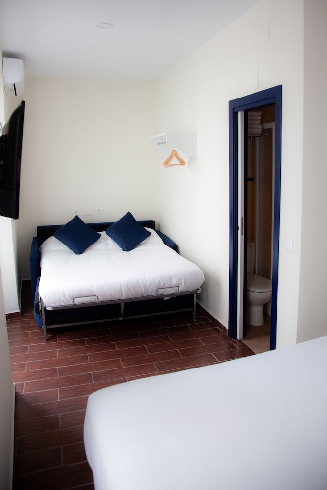 Habitación familiar del hotel Noches En Triana. Foto 13