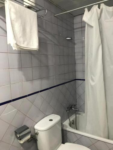 Habitación Doble Estándar del hotel Puerta Carmona. Foto 12