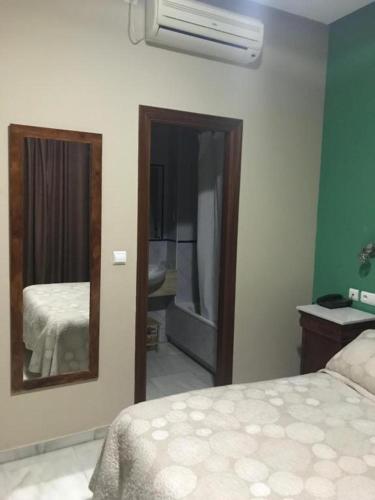 Habitación Doble con balcón del hotel Puerta Carmona. Foto 18