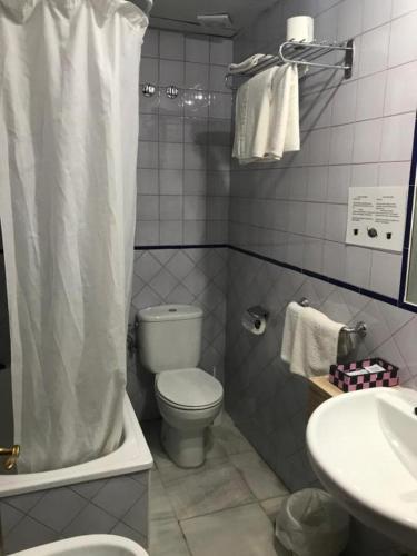 Habitación Doble con balcón del hotel Puerta Carmona. Foto 20