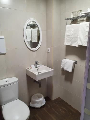 Habitación Doble Deluxe con ducha del hotel Puerta Carmona. Foto 2