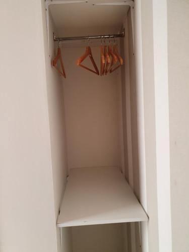 Habitación Doble Deluxe con ducha del hotel Puerta Carmona. Foto 4