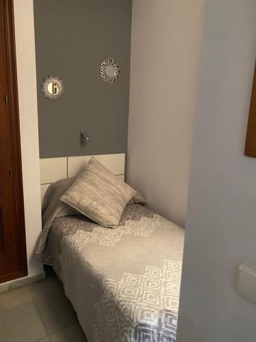 Habitación Triple Estándar del hotel Puerta Carmona. Foto 5