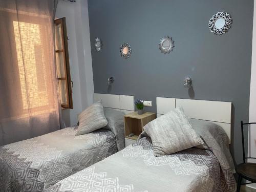 Habitación Triple Estándar del hotel Puerta Carmona. Foto 6