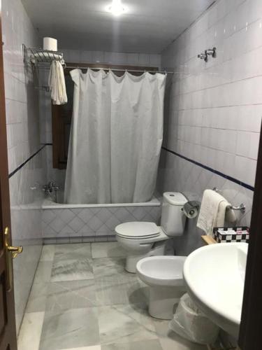 Habitación Triple Estándar del hotel Puerta Carmona. Foto 11