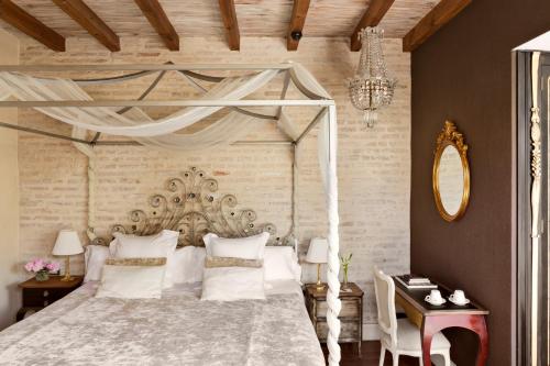 Habitación Deluxe con terraza y Jacuzzi® del hotel Casa 1800 Sevilla. Foto 1