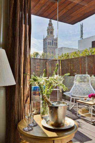 Habitación Deluxe con terraza y Jacuzzi® del hotel Casa 1800 Sevilla. Foto 8