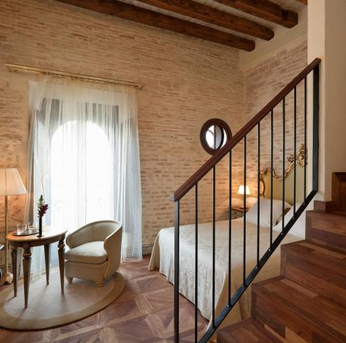 Habitación Deluxe con terraza y Jacuzzi® del hotel Casa 1800 Sevilla. Foto 10