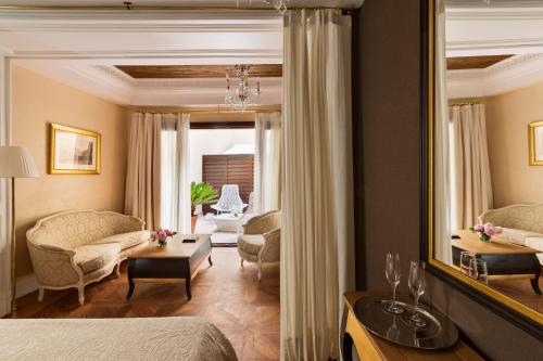 Habitación Premium Deluxe con cama supletoria del hotel Casa 1800 Sevilla. Foto 2