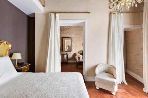 Habitación Premium Deluxe con cama supletoria del hotel Casa 1800 Sevilla. Foto 4