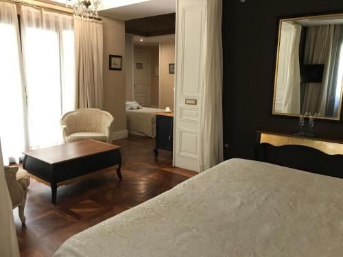 Habitación Cuádruple Prémium del hotel Casa 1800 Sevilla. Foto 5