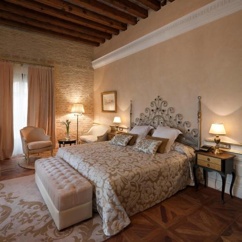 Suite 1800 con terraza y Jacuzzi® del hotel Casa 1800 Sevilla. Foto 3