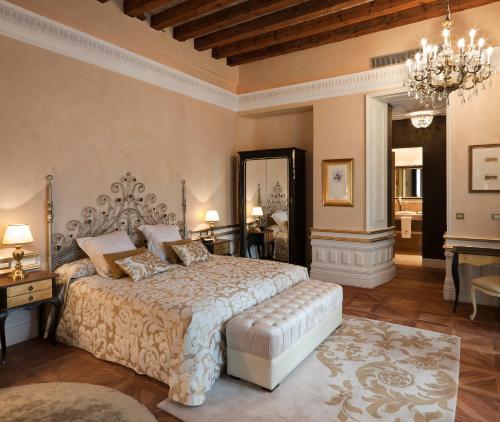 Suite 1800 con terraza y Jacuzzi® del hotel Casa 1800 Sevilla. Foto 4