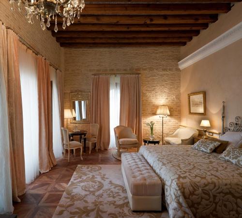 Suite 1800 con terraza y Jacuzzi® del hotel Casa 1800 Sevilla. Foto 5