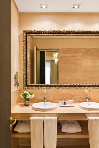 Suite 1800 con terraza y Jacuzzi® del hotel Casa 1800 Sevilla. Foto 7