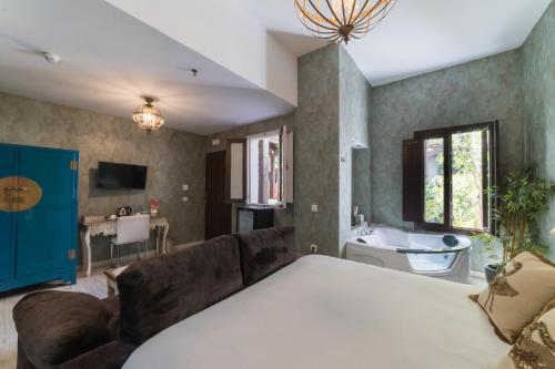 Suite con bañera de hidromasaje del hotel El Rey Moro Boutique. Foto 5