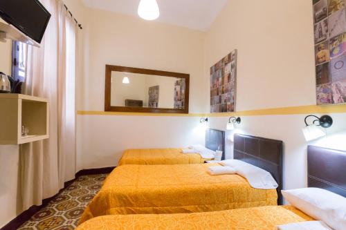 Habitación Doble con cama supletoria y baño compartido del hotel Nuevo Suizo. Foto 1