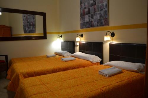 Habitación Doble con cama supletoria y baño compartido del hotel Nuevo Suizo. Foto 2