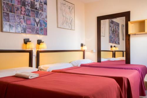 Habitación Cuádruple con baño compartido del hotel Nuevo Suizo. Foto 3